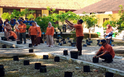 SMK Negeri 1 Tuban Resmikan Sekolah Inovasi Ketahanan Pangan melalui Kegiatan Penanaman Benih Ikan dan Tanaman